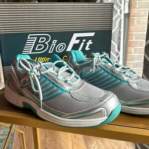 ORTHOFEET Verve tie-less athletic shoes for women size 11.5 wide NO INSERTS